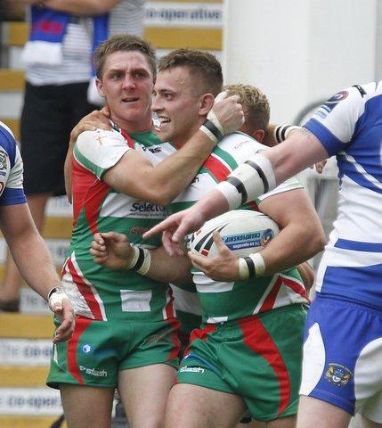 Ollie Pursglove is congratulated after scoring his try