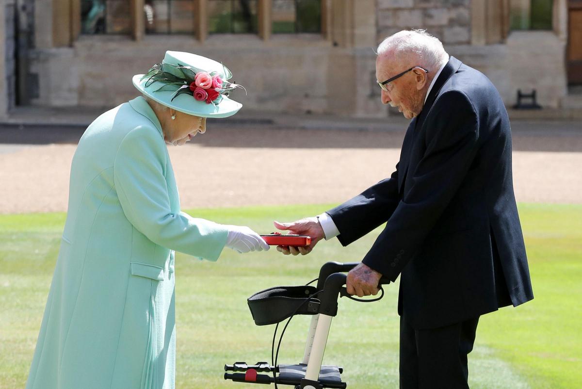 captain tom moore knighted by queen